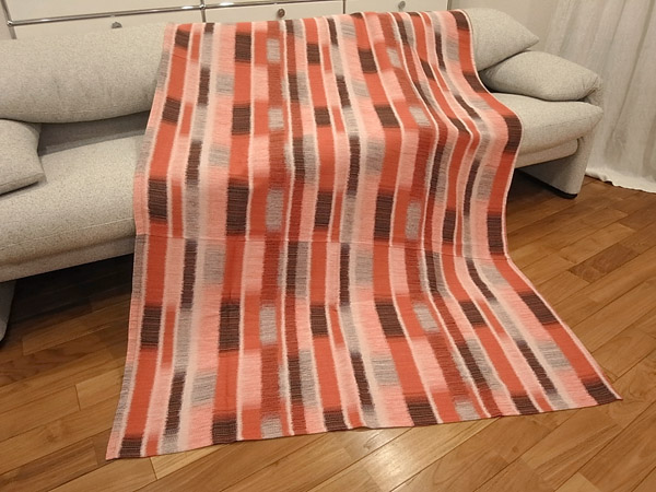 美品●モデルルーム展示品●マナトレーディング社●ベッドスプレッド●赤＋ベージュ系●シングルベッドサイズ対応●ソファカバーなどにも